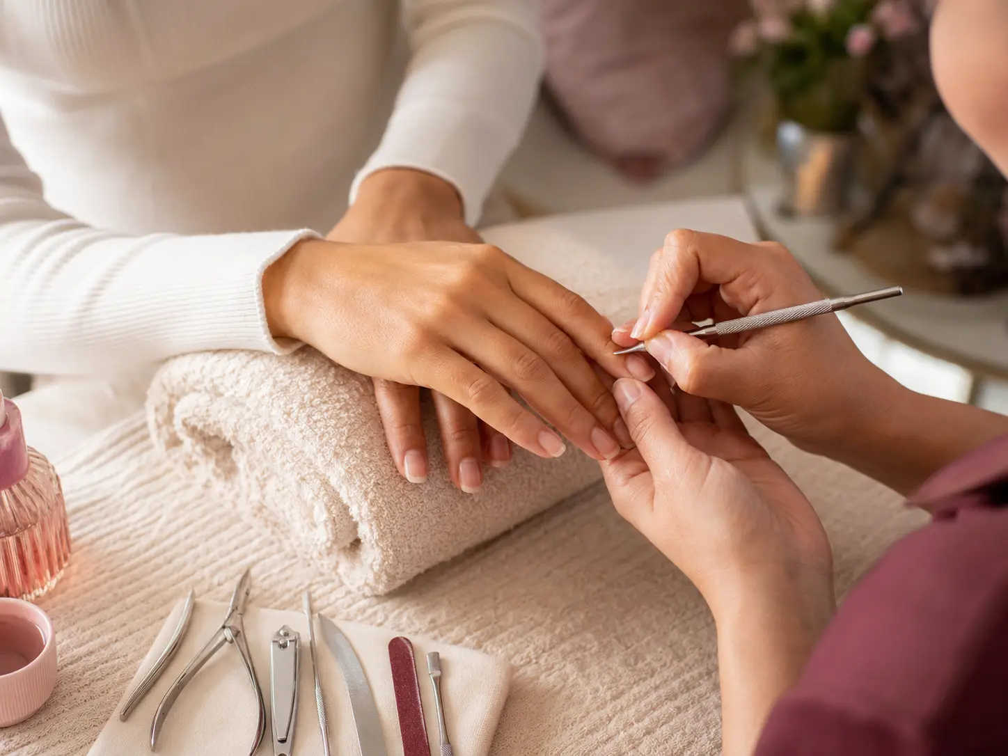 Aplicación de manicure tradicional a domicilio